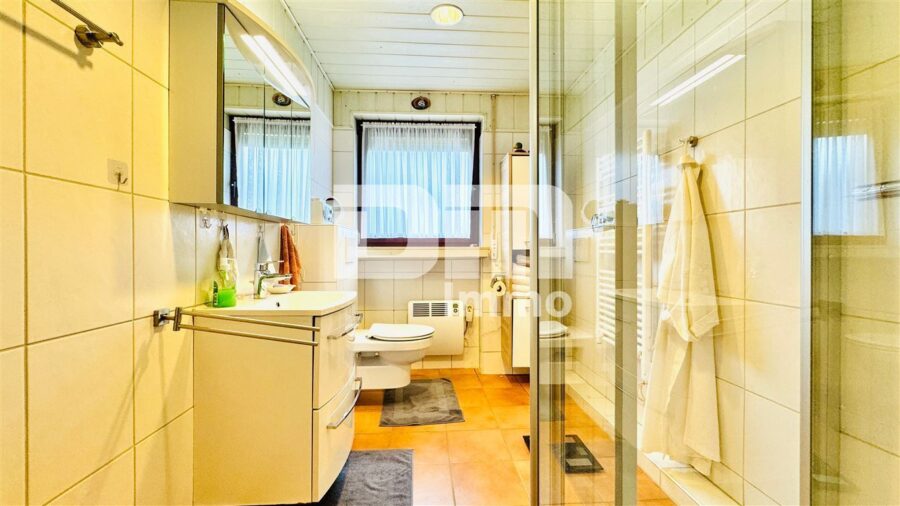 Gepflegtes 1 bis 2 Familienhaus in gesuchter Ortsrandlage mit Panoramablick - EG Badezimmer / Dusche